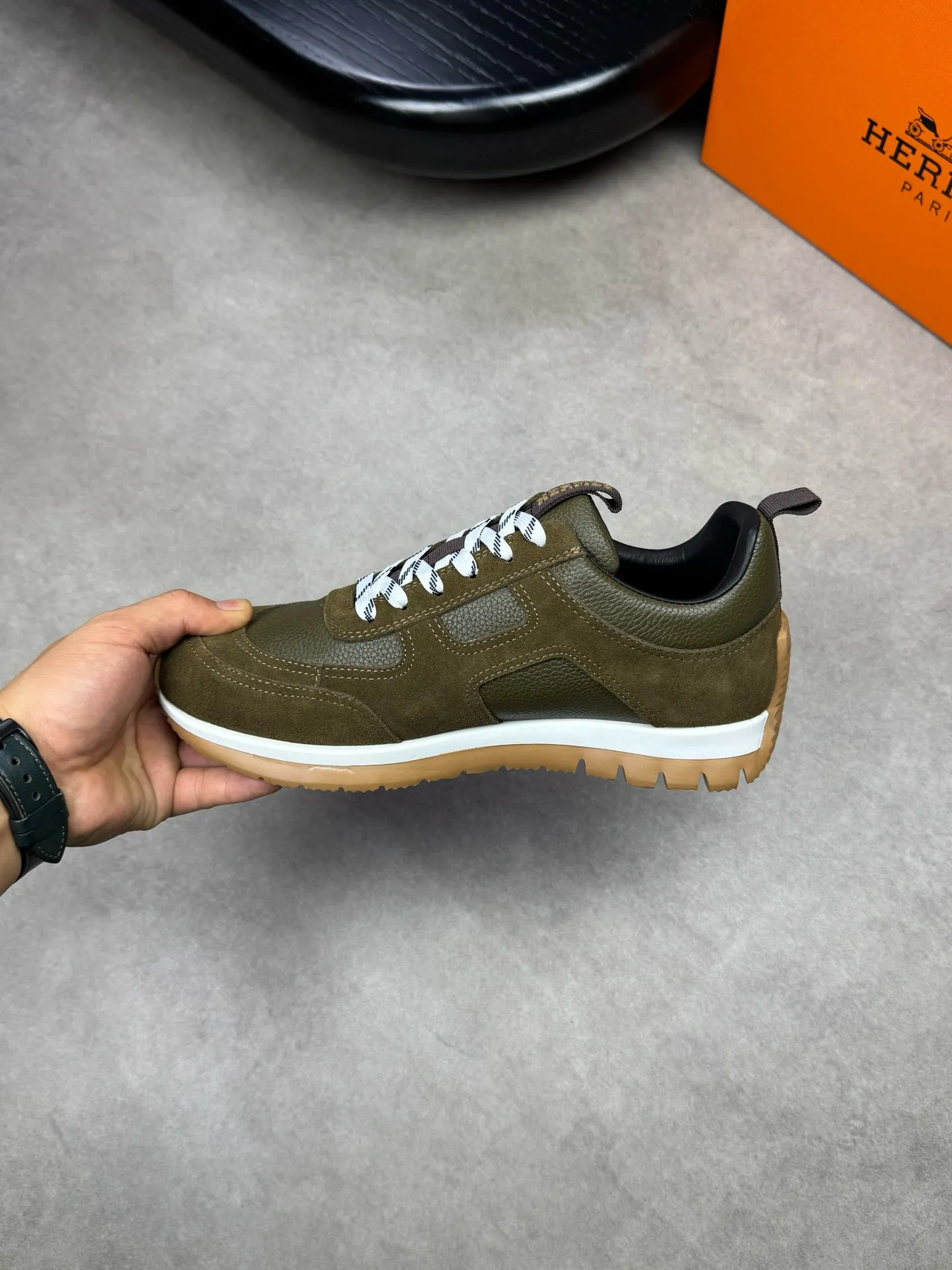 [HERMES] Hermes men's shoes 💰: 800💰 - High-end quality original items 🔍🔍🔍 casual sports shoes - Upper: 🔝 pebbled calfskin, suede calfskin, shoe body forged ´H´ totem, tongue webbing injection molded brand logo - Lining: brand canvas, foot pads; water-dyed cowhide -Outsole: Ultra-light T men's shoes 💰U foam; two-color molded outsole -Ultra-high quality control and fine workmanship: highlighted (high-end, extravagance, grade) -Size: 38-44 (45, can be customized)